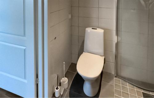 uma casa de banho com um WC e um chuveiro em 2 Bedroom Amazing Home In Mrbylnga em Mörbylånga