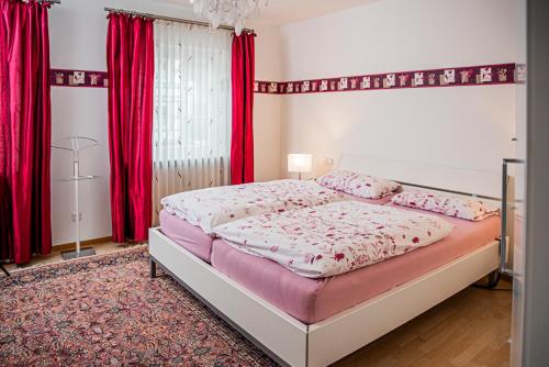 Ένα ή περισσότερα κρεβάτια σε δωμάτιο στο Haus Helga