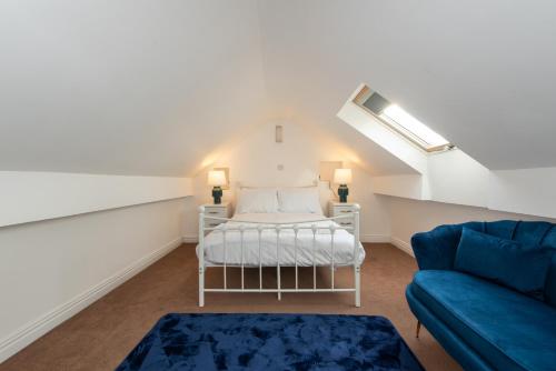 1 dormitorio con 1 cama y 1 sofá en St Lawrence, en Pittington