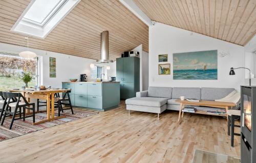 Χώρος καθιστικού στο Beautiful Home In Rude With Kitchen