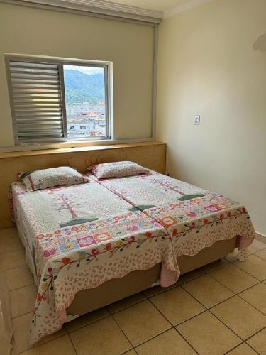 En eller flere senge i et værelse på Apartamento Centro de Peruibe