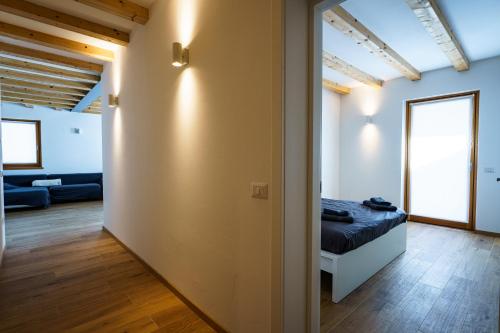 une chambre avec un lit et un salon dans l'établissement Casa Corradini by Go New Location, à Carano