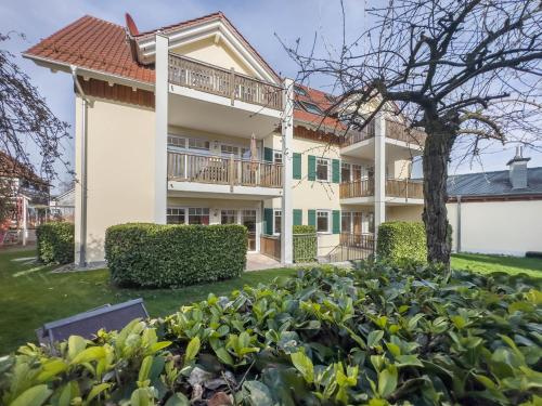 a house with a lot of plants in the yard at Ferienwohnungen Apfelhof-bodensee in Kippenhausen