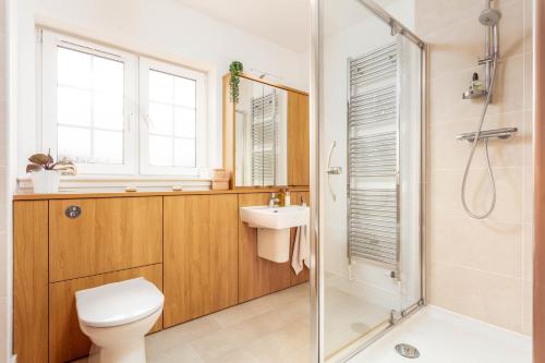 ein Bad mit einer Dusche, einem WC und einem Waschbecken in der Unterkunft 52 Hannah Wynd in Ayr