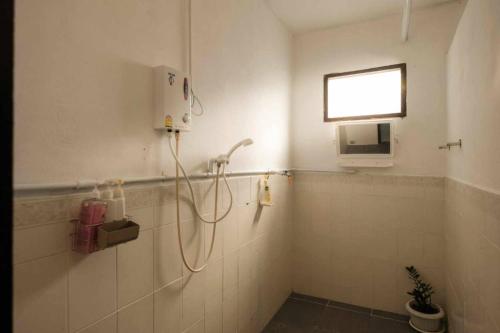 y baño con ducha y ventana. en บ้านพักเหมาหลังเชียงคาน ฮักเลย ฮักกัญ โฮมสเตย์ 1 - ຊຽງຄານ ຮັກເລີຍ ຮັກກັນ ໂຮມສະເຕ1 -Chiang Khan Hugloei HugKan Homestay1 en Chiang Khan