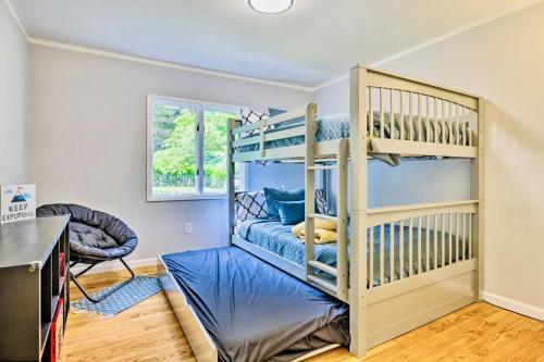 ein Schlafzimmer mit einem Etagenbett mit blauen Kissen in der Unterkunft Oasis Hot Tub Pool Game Room in Saylorsburg
