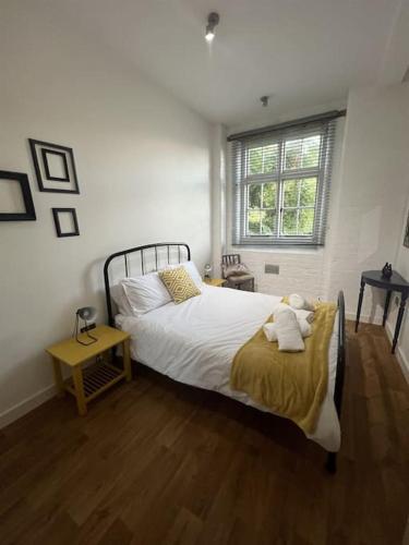um quarto com uma cama grande e uma janela em Millside Lodge - Easy walk to Shops, Attractions, em Burton upon Trent