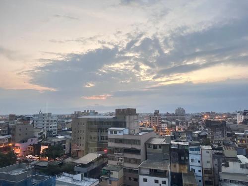 a city skyline with buildings and a cloudy sky at 可青大飯店Grand Ke-Cing Hotel in Yilan City