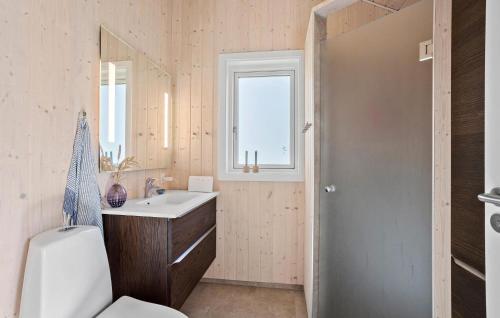 een badkamer met een wastafel, een toilet en een raam bij Nice Home In Humble With Kitchen in Humble