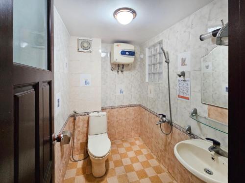 uma casa de banho com um WC e um lavatório em Hanoi Delight House em Hanói