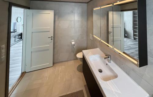 Ένα μπάνιο στο Gorgeous Home In Evje With Lake View