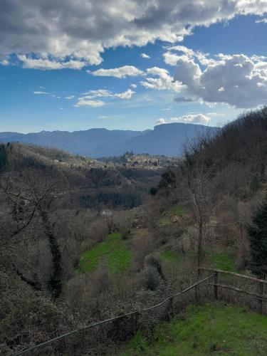 a view of a valley with mountains in the distance at Appartamento ai Domenichetti in Barga