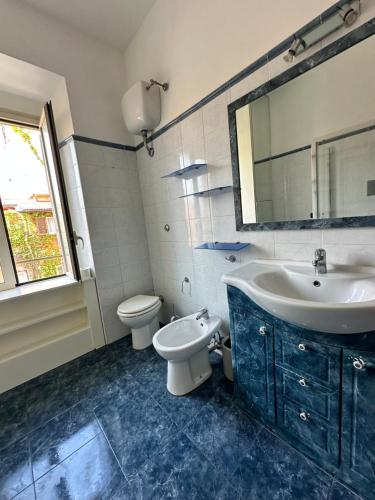 La salle de bains est pourvue d'un lavabo, de toilettes et d'un miroir. dans l'établissement Vatican Color House, à Rome
