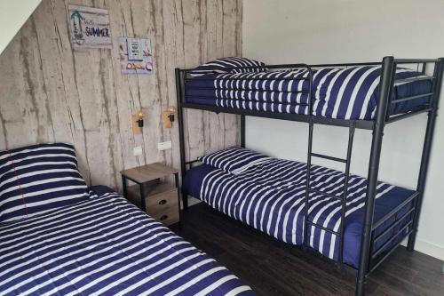 two bunk beds are in a room withthritisthritisthritisthritisthritisthritisthritisthritis at Quiberon appartement vue mer - accès plage in Quiberon