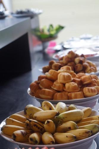 Drei Teller gefüllt mit Bananen und Brot auf einem Tisch in der Unterkunft Sweethome Resort & Spa Phú Quốc in Phu Quoc