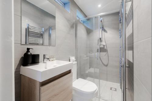 een badkamer met een toilet, een wastafel en een douche bij Charming Hampstead Garden Studio in Londen