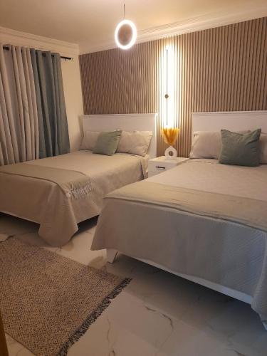 1 dormitorio con 2 camas y 1 habitación con en Apartamento centro de la ciudad 2 en San Pedro de Macorís