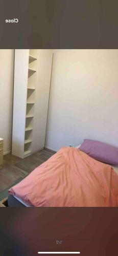 een slaapkamer met een bed met een oranje deken bij 30 Min. zum Stadtzentrum in Riedering