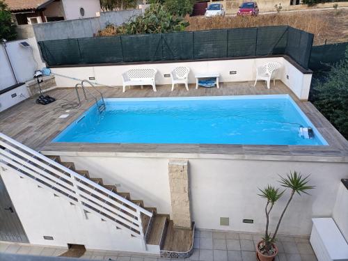 - une vue sur la piscine depuis la terrasse dans l'établissement CASA IDEALE, à Raguse
