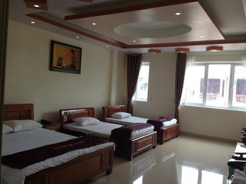 - une chambre avec 3 lits dans l'établissement Nhà nghỉ Minh An, à Diện Biên Phủ