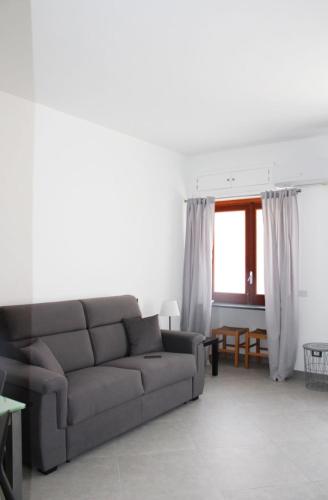 uma sala de estar com um sofá e uma janela em San Leonardo Guest House em Castelbuono