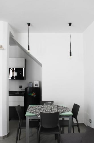 uma sala de jantar com mesa e cadeiras em San Leonardo Guest House em Castelbuono