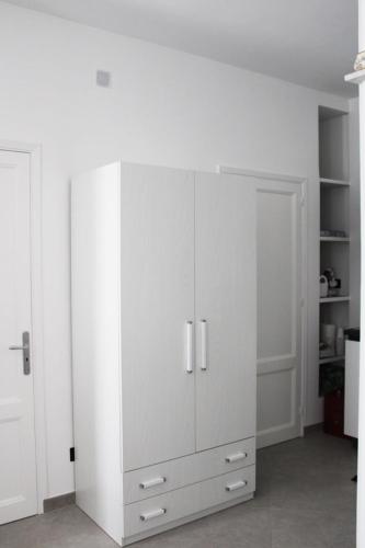 um grande armário branco num quarto branco em San Leonardo Guest House em Castelbuono