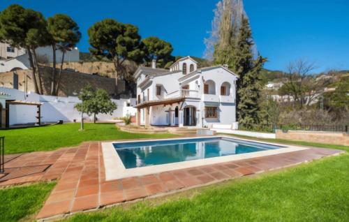 een huis met een zwembad in de tuin bij Stunning Home In Casarabonela With Kitchen in Casarabonela