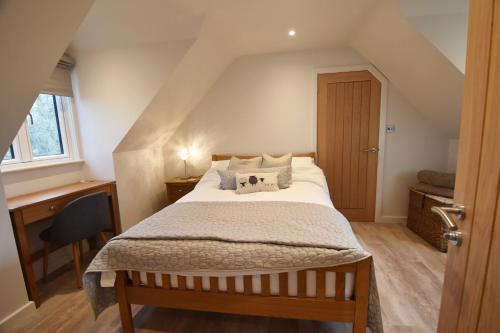 sypialnia z dużym łóżkiem na poddaszu w obiekcie Retreat by the Mill - for a relaxing getaway w mieście Cottered