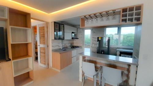 a kitchen with a counter and some chairs in it at Hermosa Siute frente al mar en Tolu-Sucre in San Silvestre