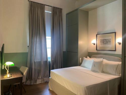 En eller flere senger på et rom på Grandiose Athens Apartment | 1 Bedroom Suite | Apartment Weisslogia | Athinaidos