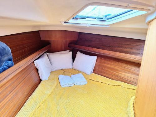 リスボンにあるBe Local - Holidays in a sailboat with a free sunset tour includedの小さなお部屋で、ボート内のベッド1台が備わります。