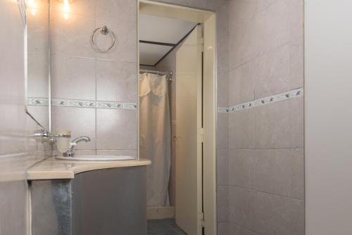 La salle de bains est pourvue d'un lavabo et d'une douche avec un miroir. dans l'établissement Hotel San Francisco, à San Juan