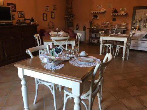 comedor con mesa y sillas en B&B La Casa della Nonna - L'Antico Fienile en San Martino al Cimino