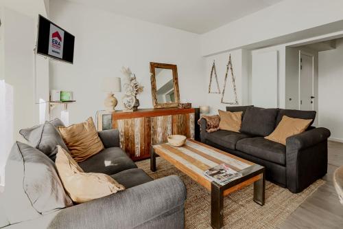 ein Wohnzimmer mit 2 Sofas und einem Couchtisch in der Unterkunft Caravelle 0501 in De Panne