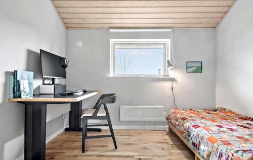 1 dormitorio con escritorio, 1 cama y ordenador en Beautiful Home In Rude With Kitchen en Rude