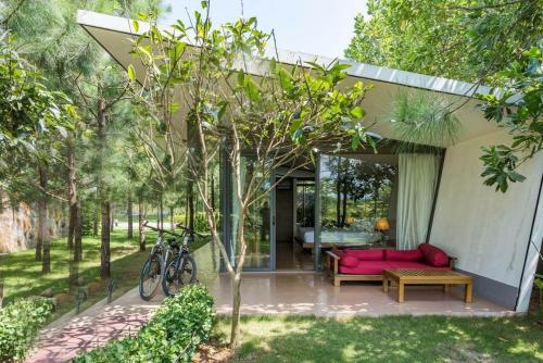 Phúc YênにあるVilla R331 Forest Dai Lai Resortのリビングルーム(ピンクのソファ、テーブル付)