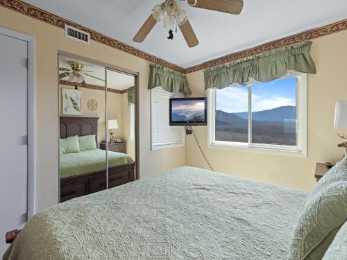 sypialnia z łóżkiem, oknem i telewizorem w obiekcie Deer Ridge Mountain Resort D204 w mieście Gatlinburg