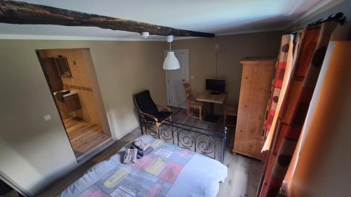 an aerial view of a bedroom with a bed and a desk at B&B Aux 10 Clefs in Durbuy