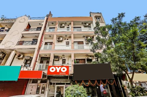 een appartementencomplex met een ocor-bord ervoor bij OYO Flagship Premium Inn in New Delhi