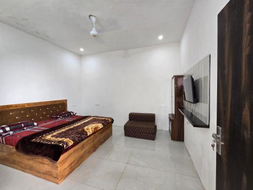 um quarto com uma cama e uma televisão de ecrã plano em Corridor inn em Derā Nānak