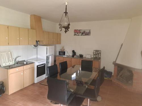 eine Küche mit einem Esstisch und eine Küche mit einem Tisch in der Unterkunft Maisons de village in Santo Aleixo de Além Tamega
