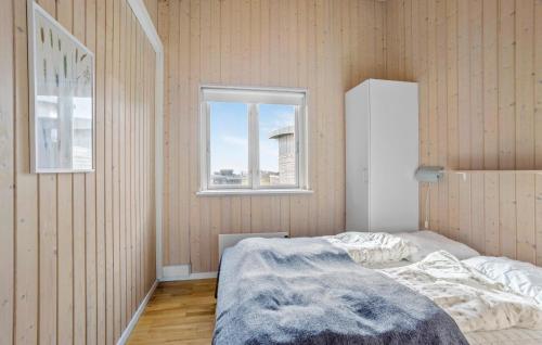 1 dormitorio con cama y ventana en 4 Bedroom Nice Home In Faaborg, en Faaborg
