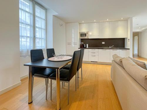 un salon avec une table, des chaises et un canapé dans l'établissement Tony Allard By Winsome Destination 3D, à Cannes