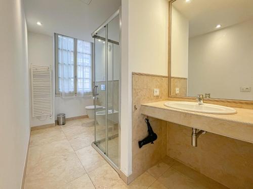 une salle de bain avec un lavabo et une douche en verre dans l'établissement Tony Allard By Winsome Destination 3D, à Cannes