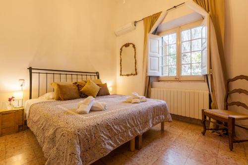 a bedroom with a bed with two towels on it at Un lugar especial in Cabrils