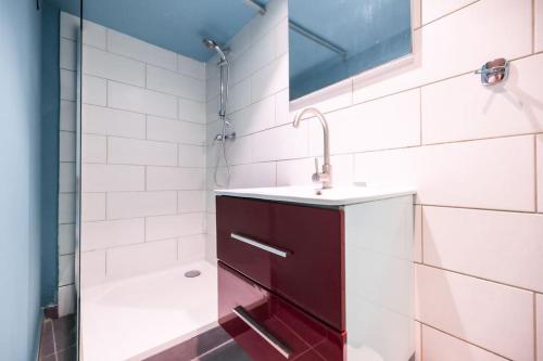 une salle de bain avec un lavabo et une douche dans l'établissement Le Coloré, Beau T2, Centre Historique, à Montpellier