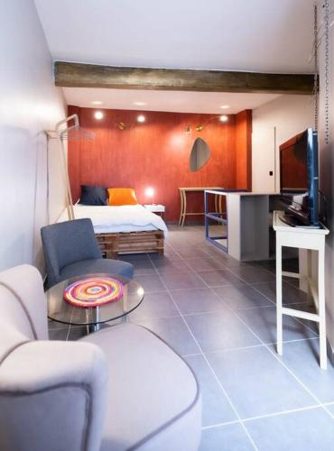un salon avec un lit, un canapé et une table dans l'établissement Le Coloré, Beau T2, Centre Historique, à Montpellier