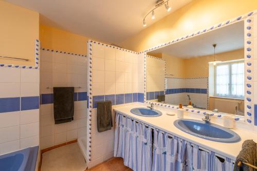 une salle de bain avec deux lavabos et un miroir dans l'établissement Exceptionnel ! Mas provençal, à Montségur-sur-Lauzon