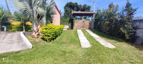 Een tuin van Casa de campo vista para montanha